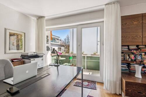 Wohnbereich mit direktem Zugang zum Balkon - 