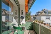 Sonniger Balkon mit Markise - 