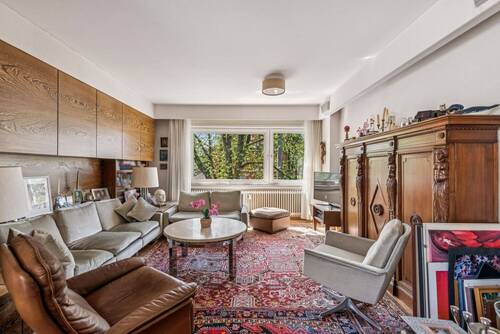 Stilvoller Wohnbereich mit integriertem Einbauschrank - 