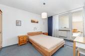 Elternschlafzimmer mit Zugang zum Süd-Balkon - Etagenwohnung mit 91,00 m&sup2; in München zum Kaufen