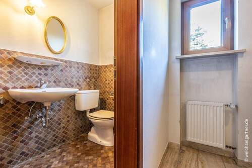 Gäste-WC, rechts die Garderobe - 