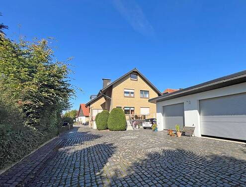 Ansicht hinten - Charmantes 2 Familienhaus + Baugrundstück in 32130 Enger