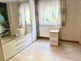 Schlafzimmer mit Schrank - 