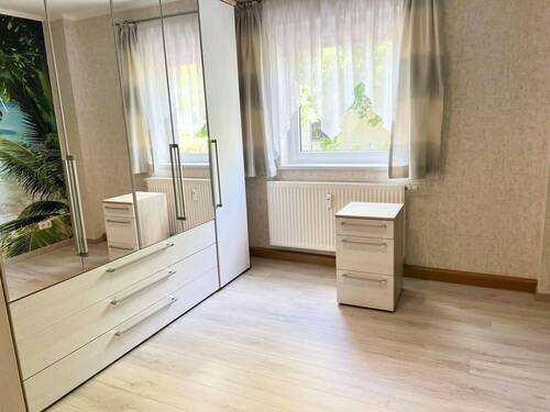 Schlafzimmer mit Schrank - 