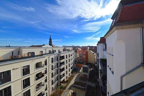 Ausblick_Loggia - SfKW - Ab sofort - Möbliert - Parkett - Einbauküche - Fußbodenheizung - Loggia - Aufzug - Bad mit Dusche und Wanne - Wohnen in der Inneren Neustadt