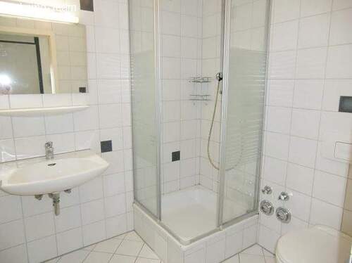 Bad mit Dusche - Etagenwohnung mit 47,00 m&sup2; in Tübingen-Hirschau zur Miete
