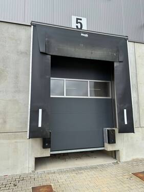 Tor mit Ladebrücke - 