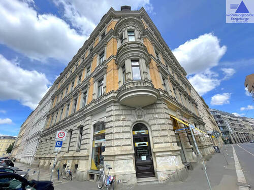 Hausansicht - Schicke 2-Raum-Dachgeschosswohnung mit Wanne und Dusche