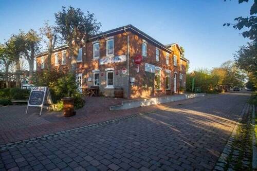 Bild 1 - Geschäfts- und Wohnhaus in der „Pellwormer City“