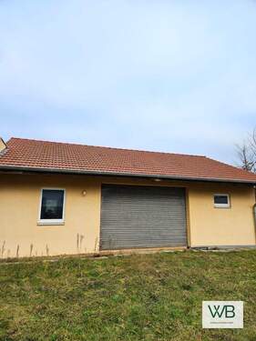 Garage mit Rolltor - Mehrfamilienhaus, Wohnhaus mit 135,00 m&sup2; in Braunschweig / Waggum zum Kaufen