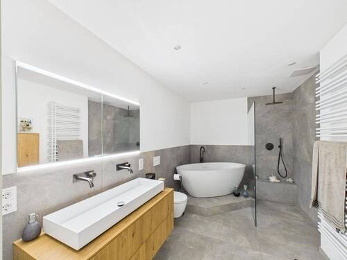 Modernes En-Suite Badezimmer - 
