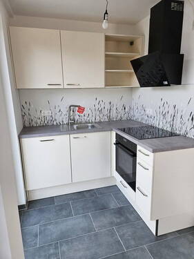 Offene Wohnküche mit AEG-Gerät - 