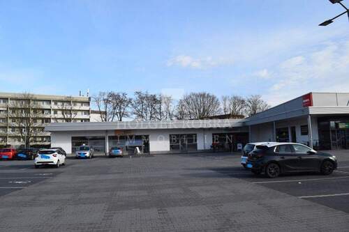 Blick auf Ladenzeile - 