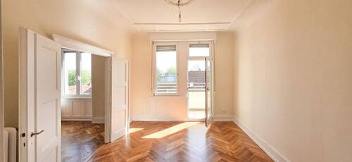 Zimmer zur Straßenseite mit Balkon - 4 Zimmer Etagenwohnung in Frankfurt am Main