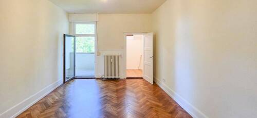 Zimmer zur Rückseite mit Balkon und kleiner Ankleide - 