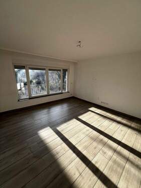 Wohnzimmer - Ruhige 4-Zimmer Wohnung mit 1,5 Bädern + 360grad Balkon