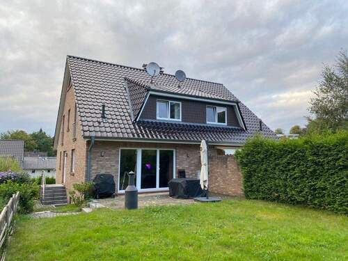 Hausansicht mit Grundstück - Toplage! Gepflegte Doppelhaushälfte ab 01.04. in Eißendorf!