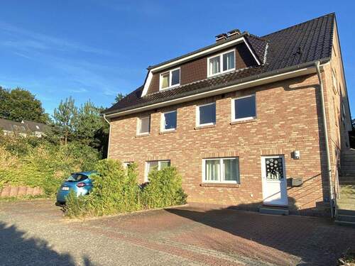 Haus Vorderansicht - 6 Zimmer Mehrfamilienhaus, Wohnhaus zur Miete in Hamburg-Eißendorf