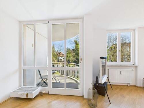 Wohnbereich / Balkon - 2 Zimmer Etagenwohnung in München