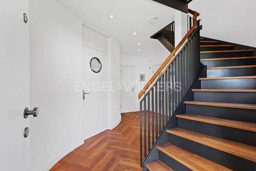 Stahlwangentreppe mit Eichenholzstufen - 