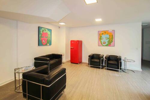 Wartebereich mit Designmöbeln - 