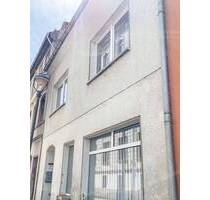 Top Lage: Zentral und dennoch ruhig – Einfamilienhaus mit Einliegerwohnung, Balkon & Innenhof - Meerane