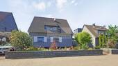 Außen - Wohnen mit Komfort: Renoviertes Zweifamilienhaus in Pulheim mit Pool