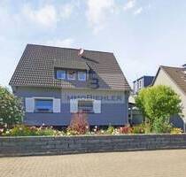 Wohnen mit Komfort: Renoviertes Zweifamilienhaus in Pulheim mit Pool