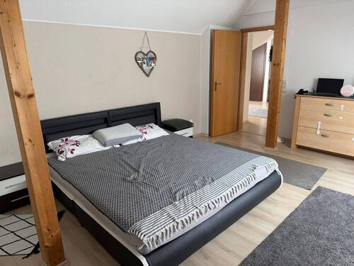 Schlafzimmer - Helle 3-Zimmer-Dachgeschosswohnung mit Loggia, Einbauküche und Stellplatz in ruhiger Lage
