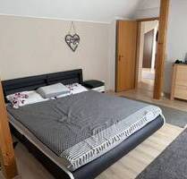 Helle 3-Zimmer-Dachgeschosswohnung mit Loggia, Einbauküche und Stellplatz in ruhiger Lage - Harsewinkel