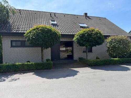 Außenansicht Gebäude Eingangsbereich - 