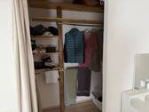 Begehbarer Kleiderschrank vom Schlafzimmer erreichbar - 3 Zimmer Etagenwohnung in Harsewinkel