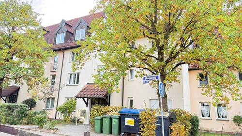 Hausansicht Eingangsseite - 2 Zimmer Etagenwohnung zum Kaufen in Erlangen