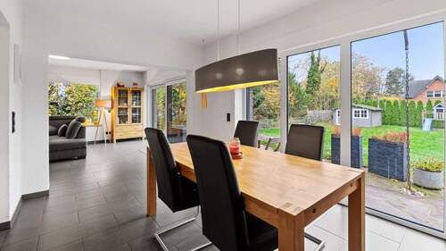 Esszimmer mit Terrasse - Ankommen und Bleiben: modernes Familienhaus, 7 Zimmer, 2 Bäder, Garten, Garage, Stellplätze
