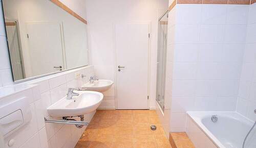 Modernes Bad mit Badewanne und Dusche - 