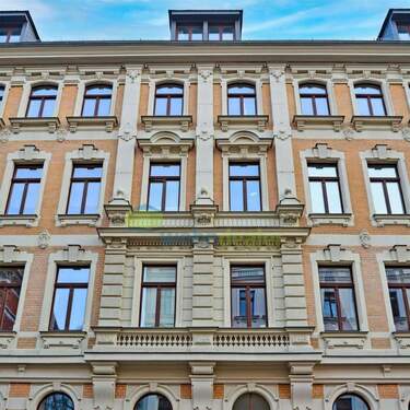 Repräsentative Gründerzeitfassade mit beeindruckenden architektonischen Details - 4 Zimmer Etagenwohnung in Leipzig