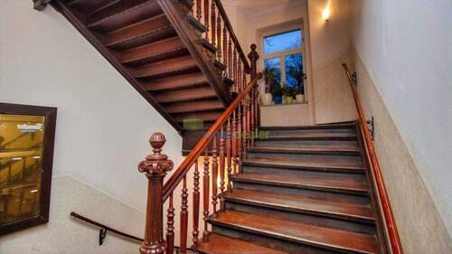 gepflegtes Treppenhaus mit Stuckelementen - 