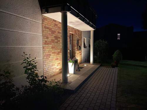 Eingangsbereich bei Nacht - 