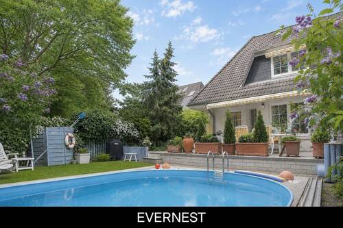 Gebäudeansicht - Familienidylle mit Südgarten und Swimming Pool in Potsdam-Eiche