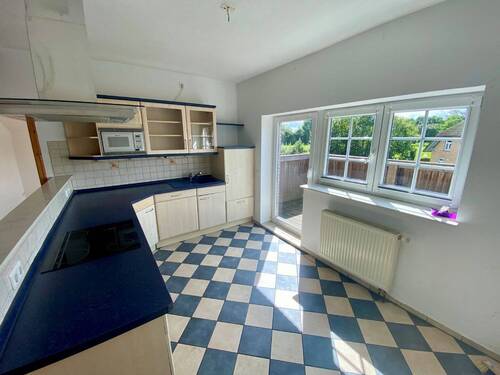 Küche mit Ausgang zum Balkon - ~~Großzügig geschnittene, kinderfreundliche, 6-Zimmer Wohnung mit Gartennutzung~~