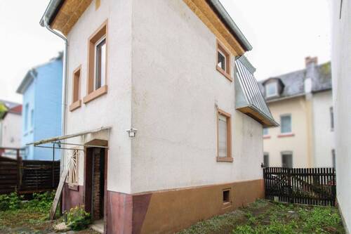 Ansicht Haus - 4 Zimmer Doppelhaushälfte zum Kaufen in Frankfurt