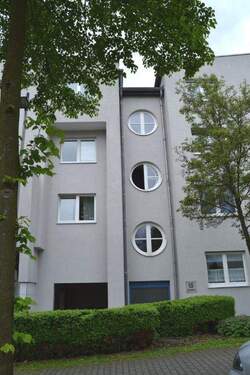 Lindenallee 15: Außenansicht auf den Eingangsbereich eines mehrgeschossigen Mehrfamilienhauses mit heller Fassade. - 3 Zimmer Etagenwohnung zur Miete in Baunatal