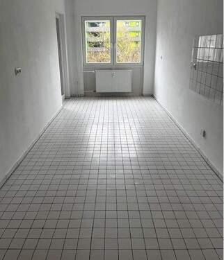 Küche mit Blick zum Fenster. helle Bodenfliesen und heller Fliesenspiegel. Raum mit Durchgang zum Wohn-u. Essbereich.JPG - 3 Zimmer Etagenwohnung in Baunatal