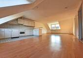 großzügiger Wohnraum - Sonnige, bezugsfreie 2-Zimmer-Dachgeschosswohnung in Stadtnähe