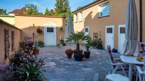 Hof mit Garage und Nebengebäude - 