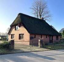 Heiligenstedtenerkamp: Reetdachkate mit zusätzlichem Wohnhaus auf großzügigem Grundstück