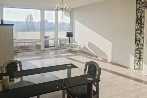 Blick zum Balkon - Lichtdurchflutete 2-Zi.-Wohnung vor den Toren Frankfurts