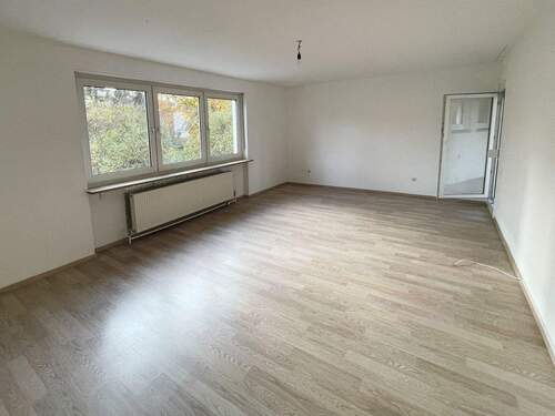 Geräumiges Wohnzimmer - 4 Zimmer Etagenwohnung in Nürnberg