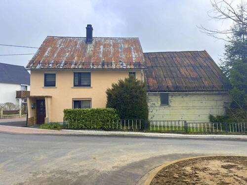Vorderansicht - Zentral Wohnen und trotzdem sein eigenes Gartenparadies haben? Uriges Bauernhaus mit Scheune in Rennerod