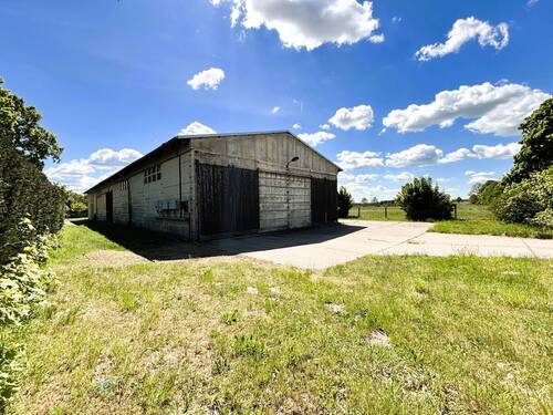 Ansicht links Straße - große Lagerhalle auf 2.100 m² Grundstück nahe der kleinen Müritz